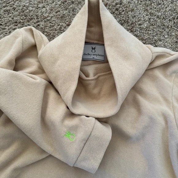 Dudley Stephen’s Vello Fleece Park Slope Turtleneck in Tan size Medium - Picture 10 of 12